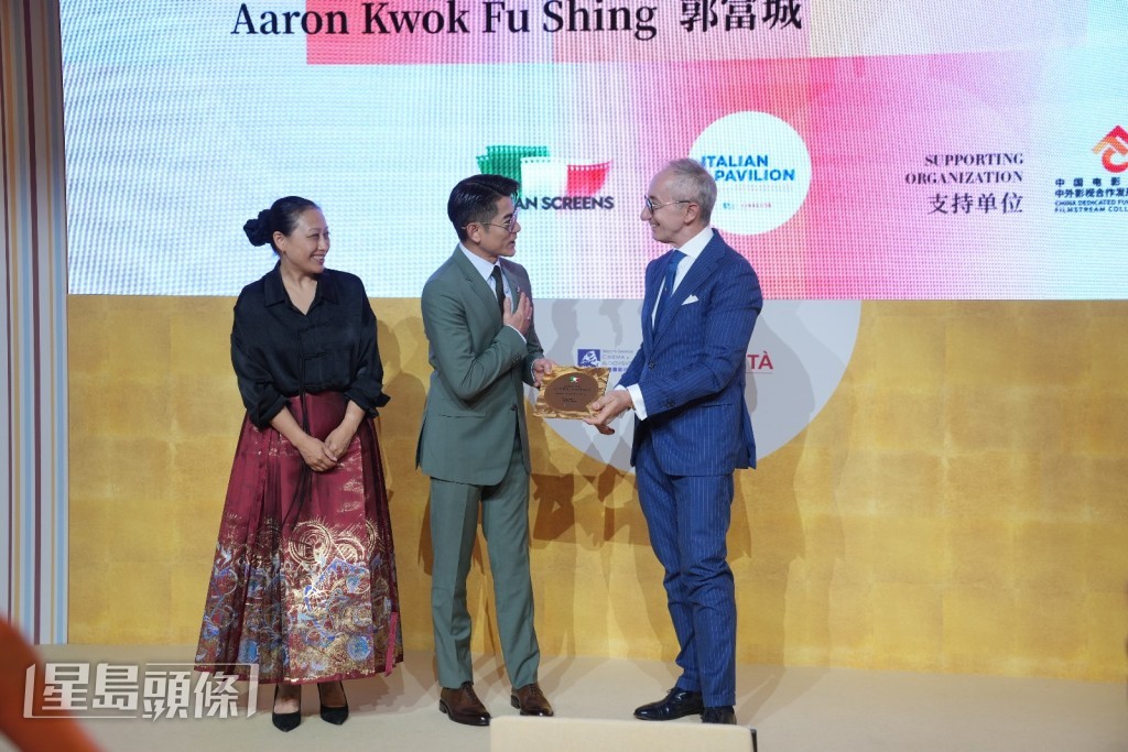 這一榮譽由羅馬電影城國際部部長Roberto先生頒授。