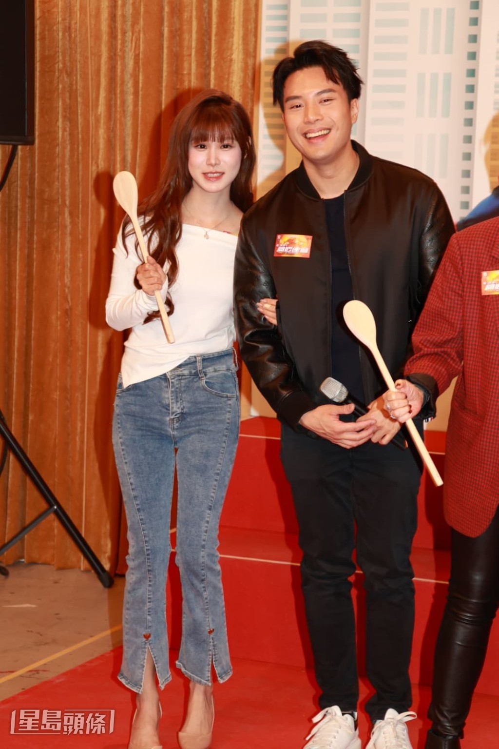 二人在台上勾手拖手表現親熱,陳浚霆笑言怕她凍。 二人在台上勾手拖手表現親熱,陳浚霆笑言怕她凍。