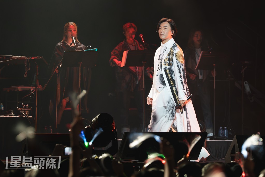 今次是伊健入行40年以來,第一次在多倫多開演唱會。 今次是伊健入行40年以來,第一次在多倫多開演唱會。