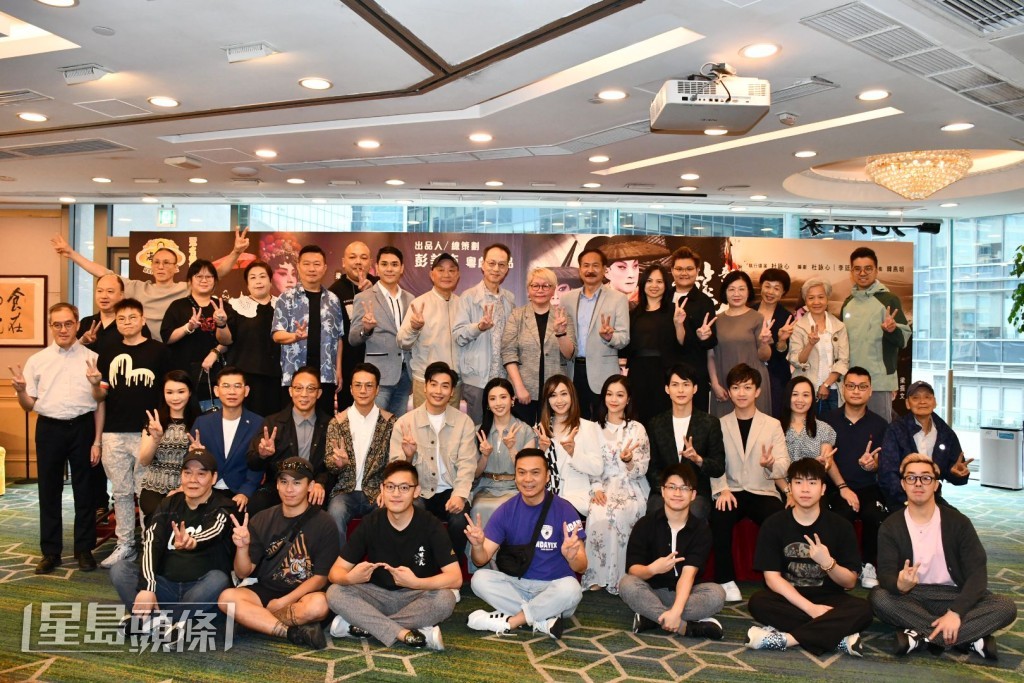 《新龙门客栈》剧中演员大合照。