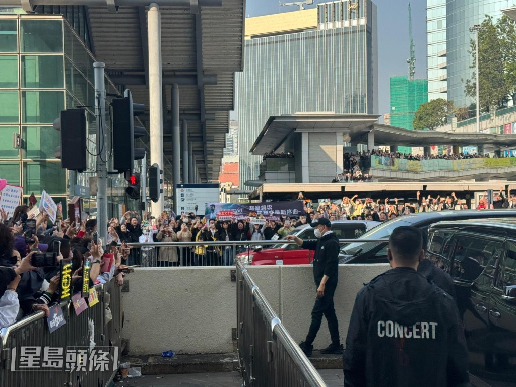 完成儀式後，一向愛錫粉絲的學友再次走到他們前作近距離接觸。