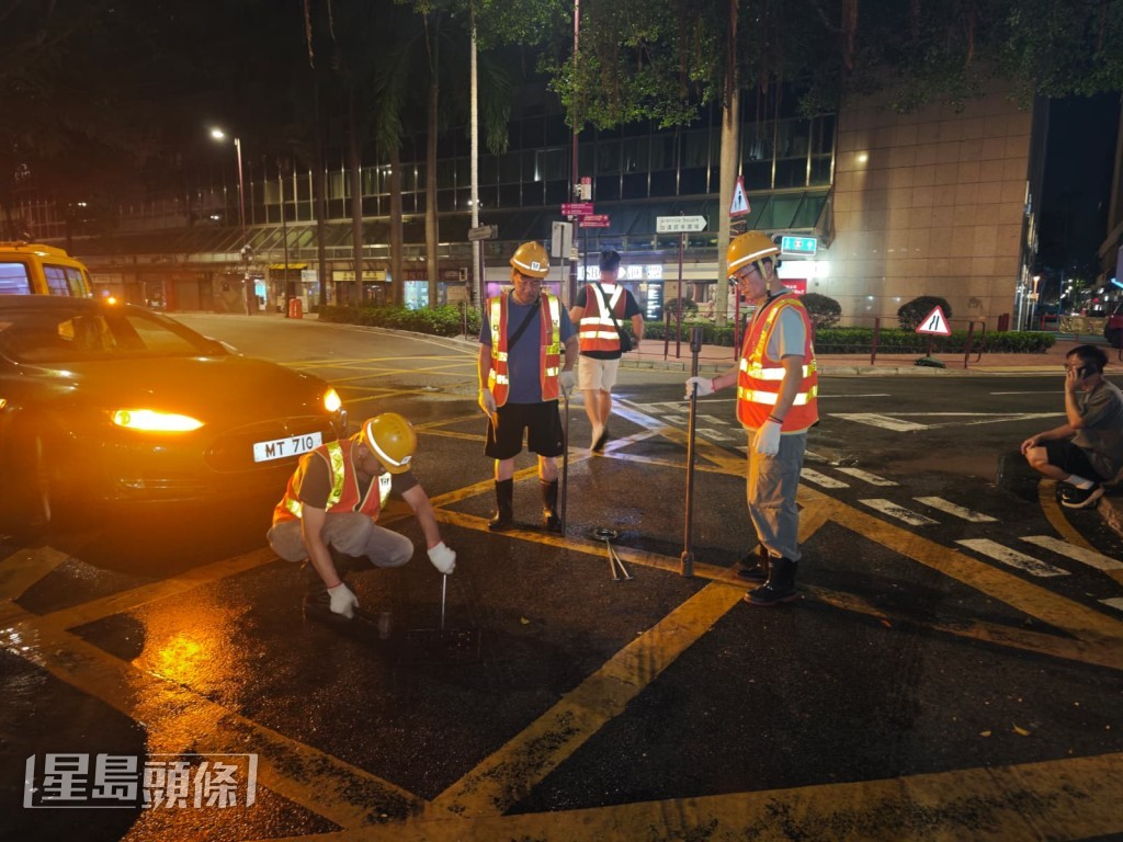 尖沙咀漆咸道南與加連威老道交界地底一條水管突然破裂,大量黃泥水如泉湧般自地底噴出,迅速淹沒附近車路及行人路。黎志偉攝 尖沙咀漆咸道南與加連威老道交界地底一條水管突然破裂,大量黃泥水如泉湧般自地底噴出,迅速淹沒附近車路及行人路。黎志偉攝