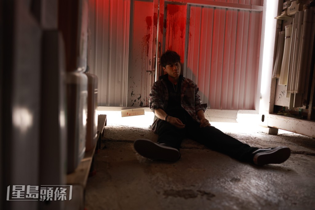 子溢的黑警身份逐漸曝光,被一同出生入死的上司Bosco進一步試探身份。 子溢的黑警身份逐漸曝光,被一同出生入死的上司Bosco進一步試探身份。