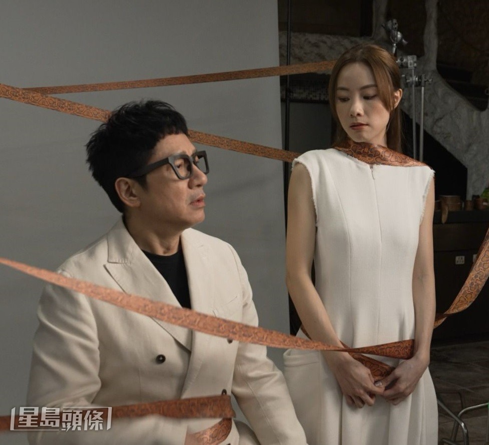 Stephy与“豹哥”单立文合作拍广告。 Stephy与“豹哥”单立文合作拍广告。