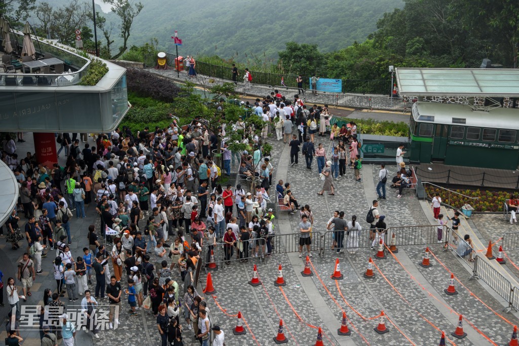 五一黃金周吸引大批旅客排隊乘坐纜車。資料圖片 五一黃金周吸引大批旅客排隊乘坐纜車。資料圖片