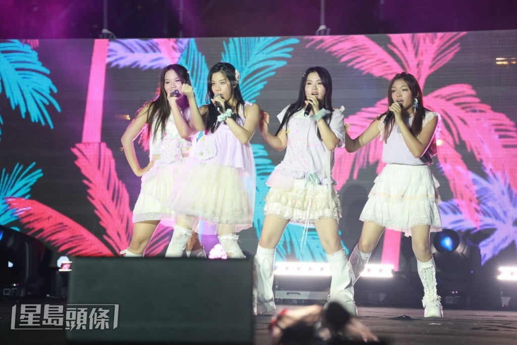 XiX以粉色娃娃裙登上舞台青春少女味爆燈。 XiX以粉色娃娃裙登上舞台青春少女味爆燈。