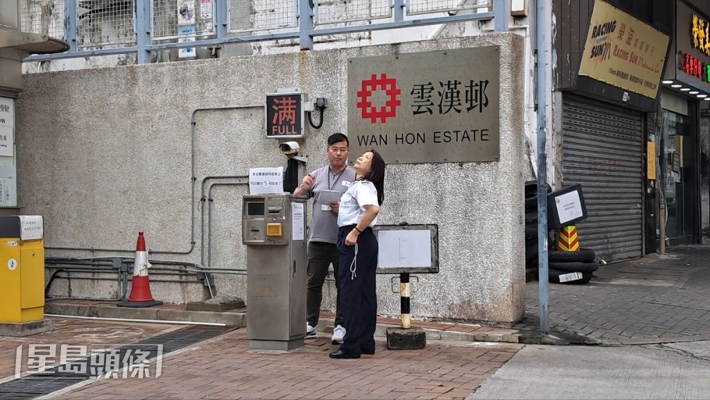 探員向女保安員查問。 探員向女保安員查問。