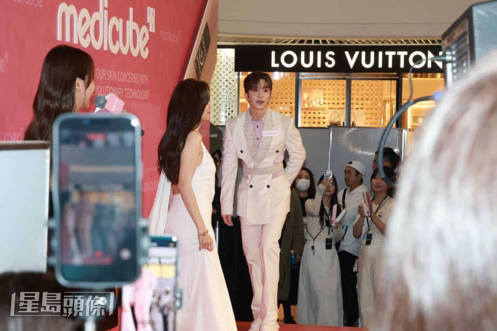 AL说活动上没机会为大家唱歌跳舞，感激大家仍花时间来见面。