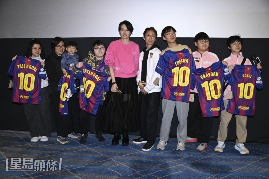 梁詠琪、陳諾霆、譚峻然、單焯翹和導演黃柏基今日(3日)出席電影《逆轉上半場》謝票場活動。 梁詠琪、陳諾霆、譚峻然、單焯翹和導演黃柏基今日(3日)出席電影《逆轉上半場》謝票場活動。