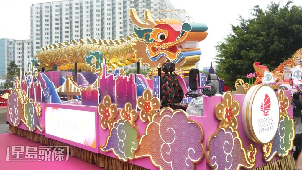旅發局花車以龍為主題。吳艷玲攝 旅發局花車以龍為主題。吳艷玲攝