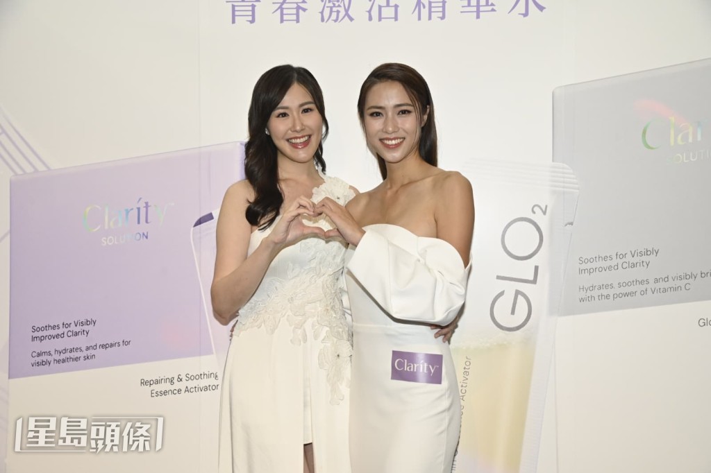 兩人今日身穿全白長裙，女神打扮現身。