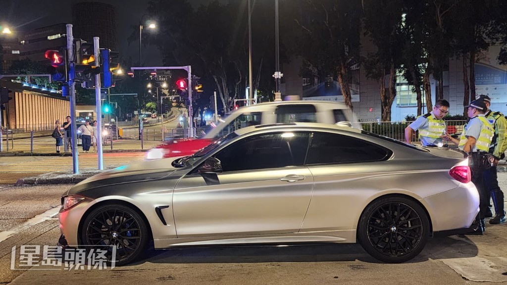 寶馬私家車因車窗玻璃顏色過深,被警方交通部人員截停調查。黎志偉攝 寶馬私家車因車窗玻璃顏色過深,被警方交通部人員截停調查。黎志偉攝