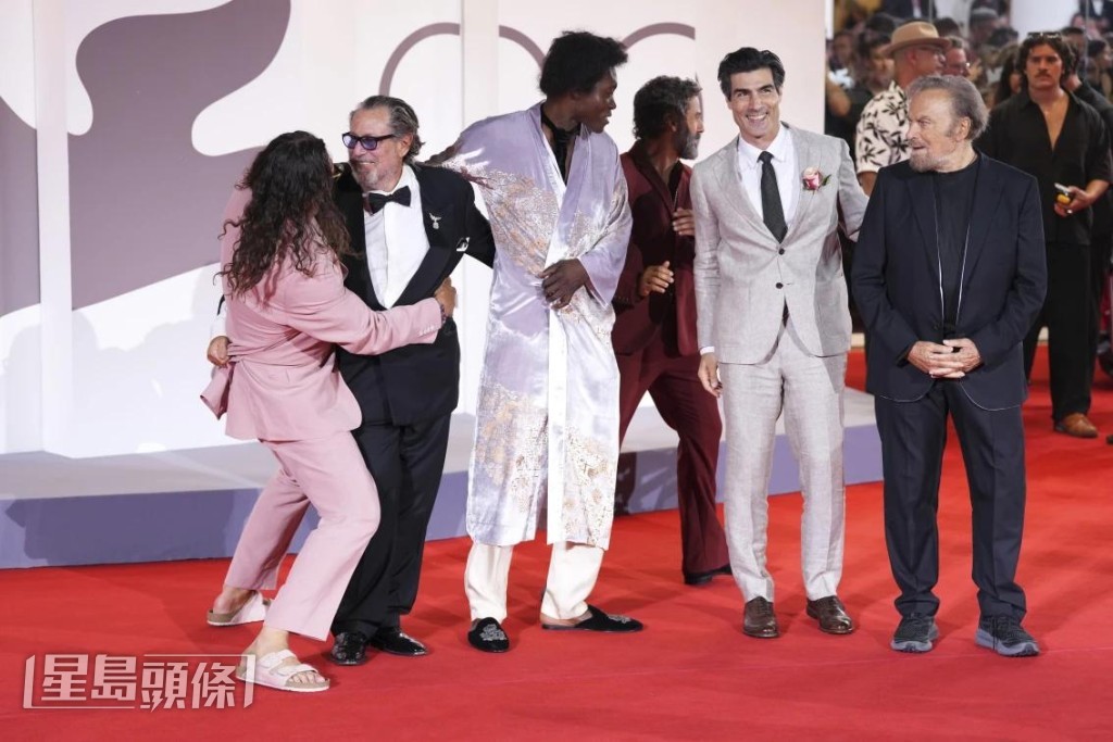積遜(左一)與Oscar Isaac(右三)齊宣傳新片。 積遜(左一)與Oscar Isaac(右三)齊宣傳新片。