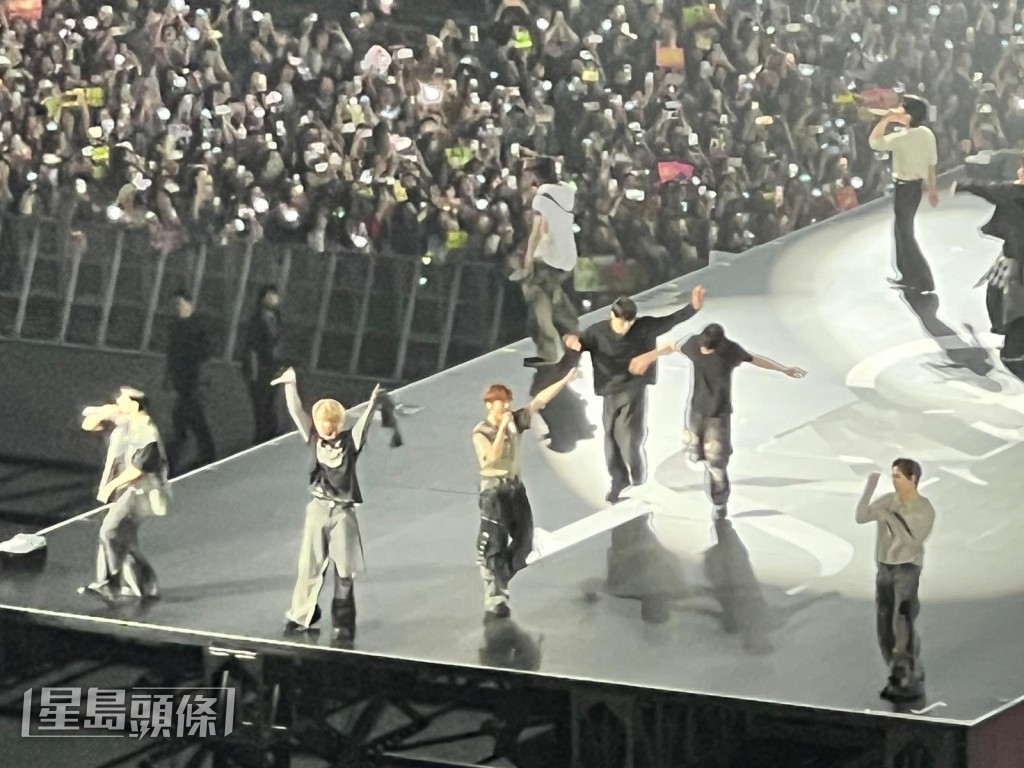 九子現身以跳唱歌《HBD》為演唱會揭開序幕。 九子現身以跳唱歌《HBD》為演唱會揭開序幕。