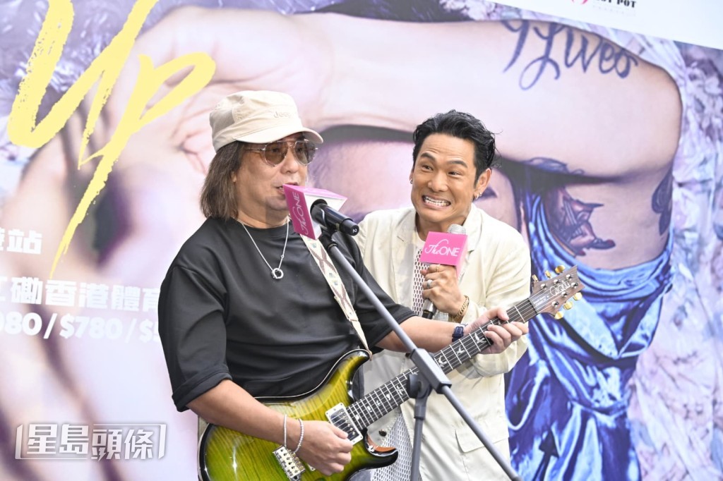 林敏驄彈結他為Alex伴奏節目主題曲《眼光光》。