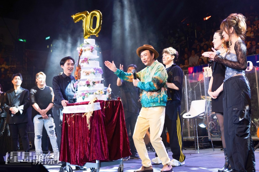 在全場三千多名觀眾齊唱中英文生日歌的祝福聲中，Albert感動哽咽。