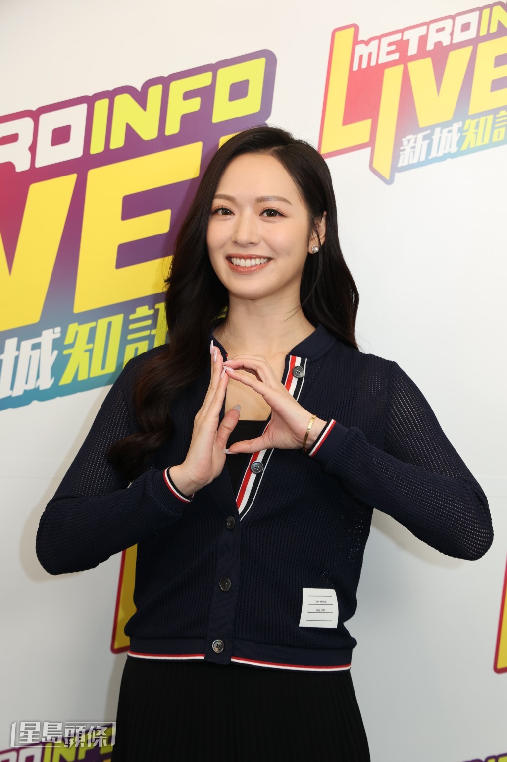 盈盈被爆在拍攝節目時,經常練唱歌。 盈盈被爆在拍攝節目時,經常練唱歌。