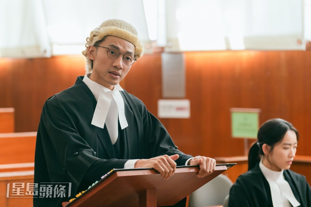 陳湛文戴上白色假髮、披着大律師長袍登場,令人想起曾演其大哥的《毒舌大狀》黃子華。 陳湛文戴上白色假髮、披着大律師長袍登場,令人想起曾演其大哥的《毒舌大狀》黃子華。