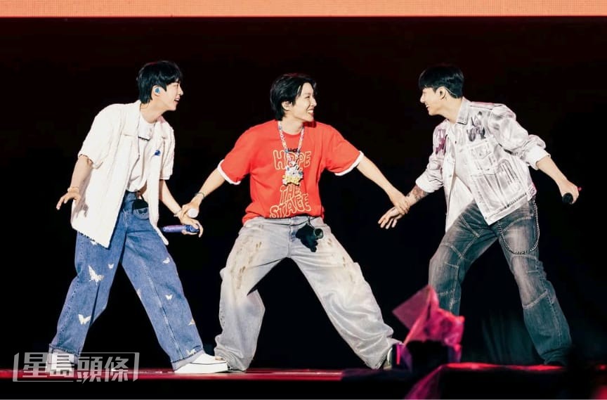 Jungkook及後再度登場,三人一起high爆演出。 Jungkook及後再度登場,三人一起high爆演出。