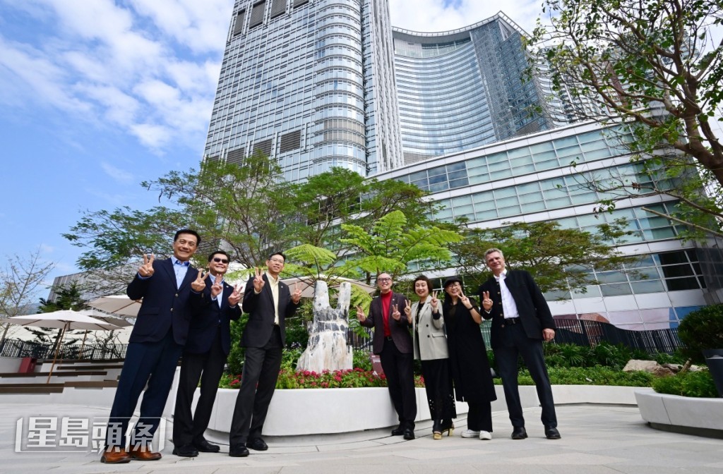 如心園木化石藝術公園毗鄰如心酒店和如心廣場，穿越商場可達