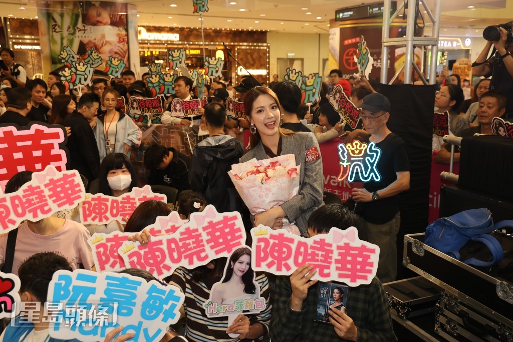 陳曉華與fans合照。