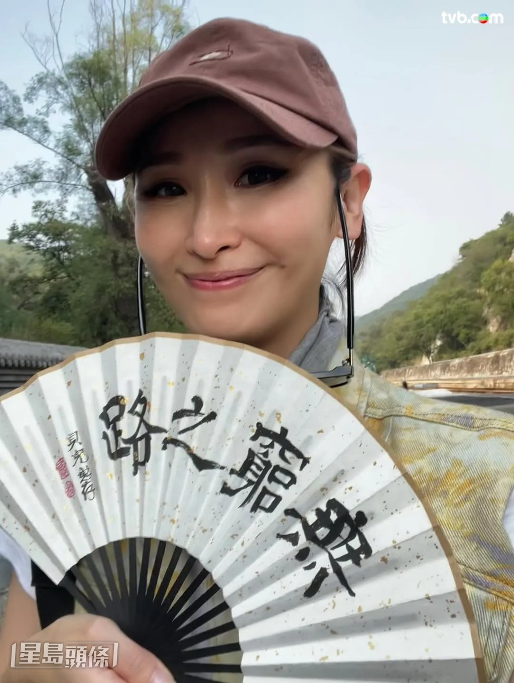 Janis主持《無窮之路》系列大獲好評，更三度奪得《萬千星輝頒獎典禮》最佳女主持獎項。