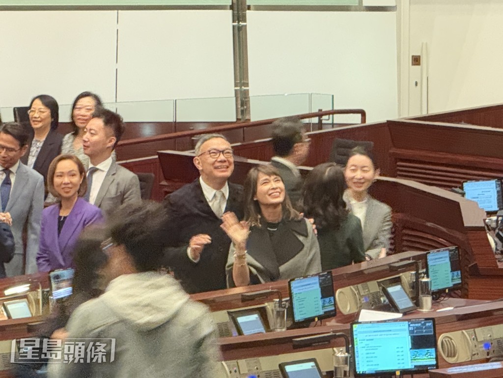 謝偉俊和江玉歡。曹露尹攝