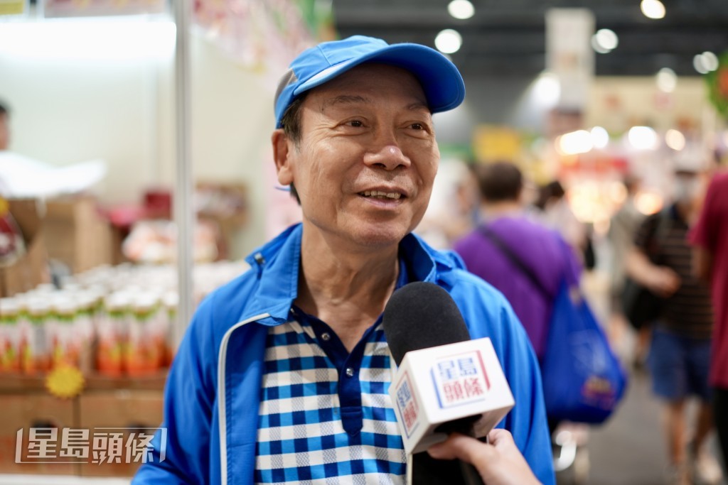 拖箧到场的梁先生预计消费1000至2000元。刘骏轩摄 拖箧到场的梁先生预计消费1000至2000元。刘骏轩摄