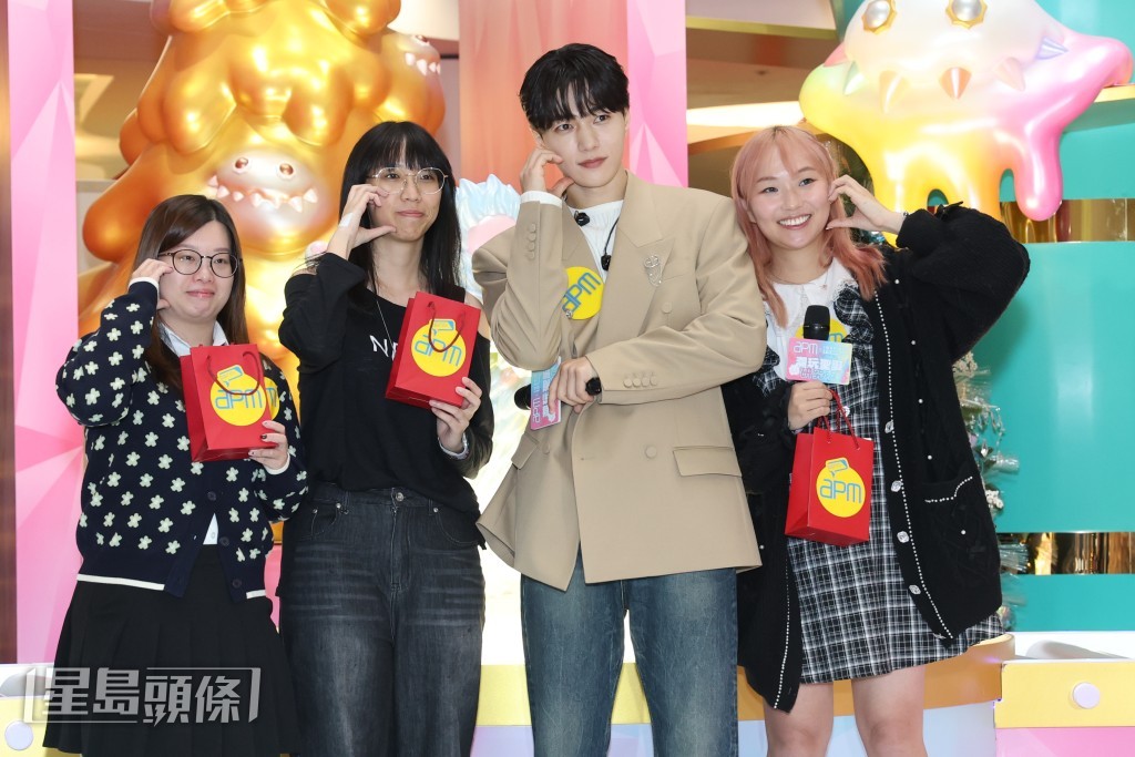 金明洙與粉絲一起擺心心甫士影合照。