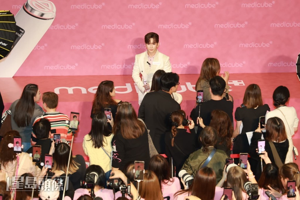 还说看不出他有没有化妆，令他非常开心。