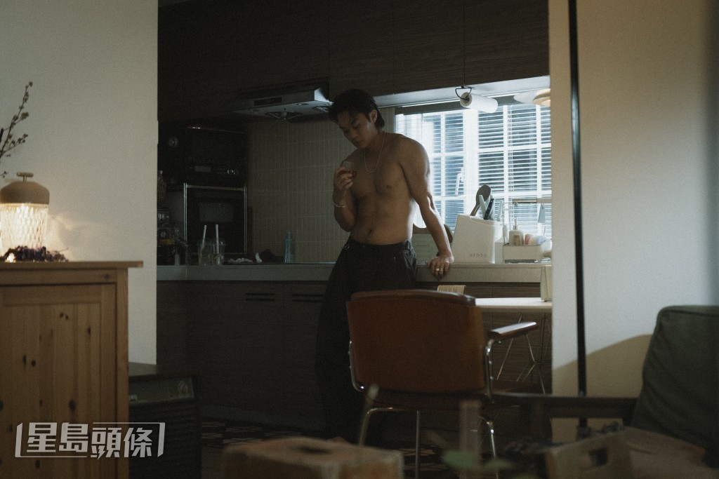 胡子彤《見一個愛一個》MV,赤裸上身,林千渟做佢女友。歌曲由張蔓莎、陳可為作曲 ,夫妻檔徐浩監製、曾樂彤填詞。 胡子彤《見一個愛一個》MV,赤裸上身,林千渟做佢女友。歌曲由張蔓莎、陳可為作曲 ,夫妻檔徐浩監製、曾樂彤填詞。