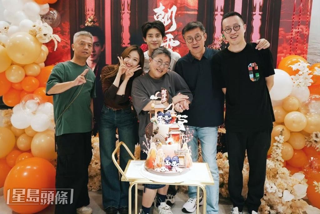 慶功宴上,愛奇藝CEO龔宇(右二)、高管王曉輝(左一)都有到場,可見此劇獲公司高度認可。 慶功宴上,愛奇藝CEO龔宇(右二)、高管王曉輝(左一)都有到場,可見此劇獲公司高度認可。