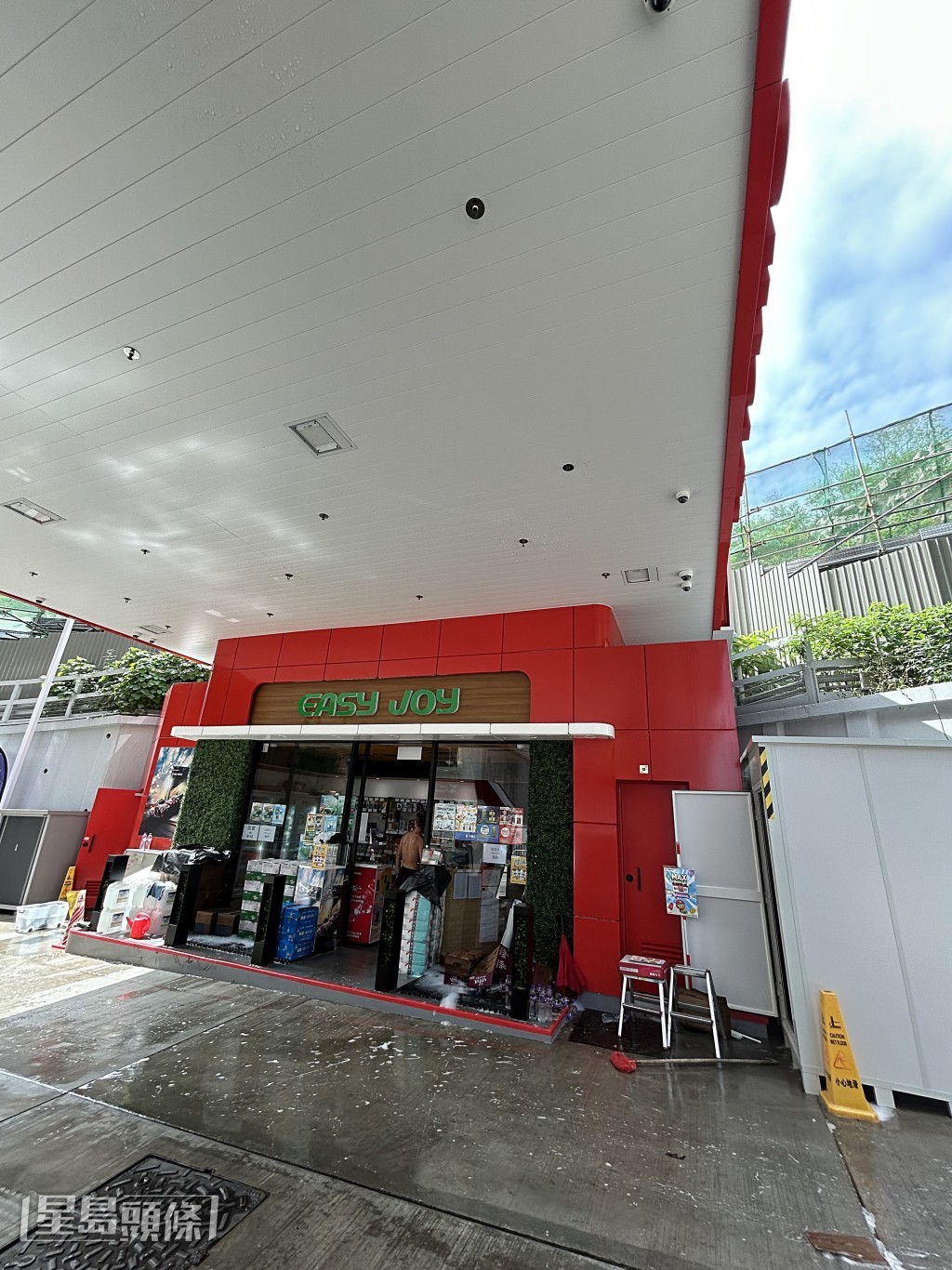 油站天花消防灑水掣被工程車撞毀。楊偉亨攝