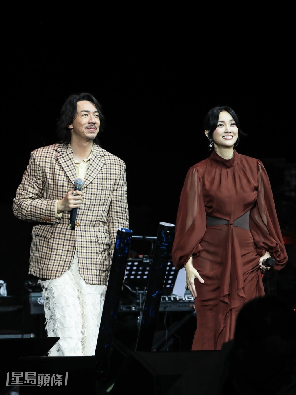 2人除了一齊為《世外》配音外，早前更合體在澳門開騷，紀念出道20周年。