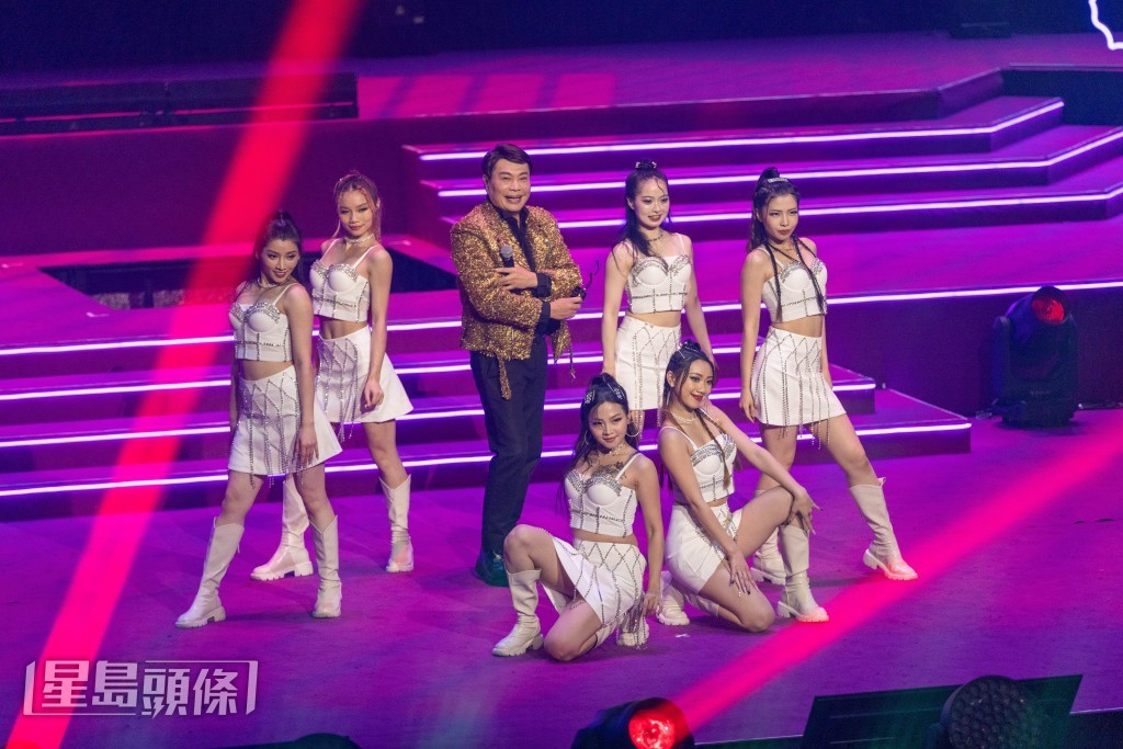 阮兆祥扮演羅文唱出《激光中》。