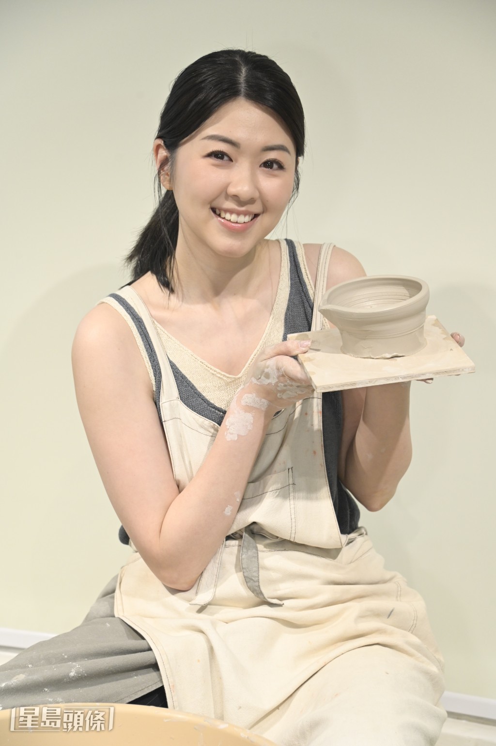 雖然被說整得像屎塔，但Hillary依然很喜歡自己的陶瓷處女作。