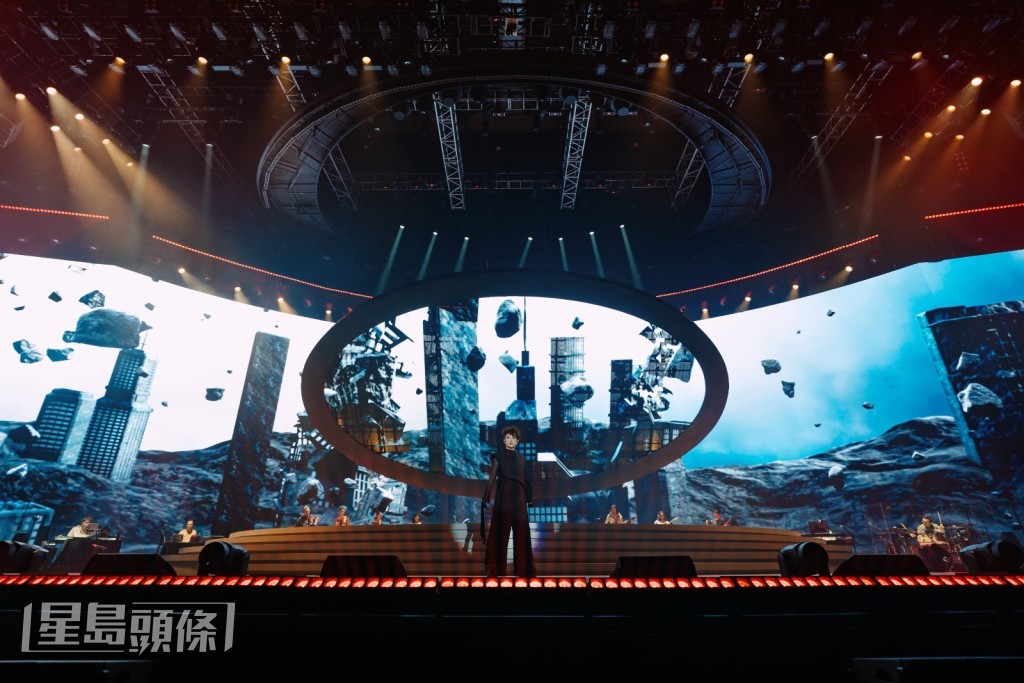 Sandy帶來一連串經典金曲,現場不斷掀起迴響浪潮。 Sandy帶來一連串經典金曲,現場不斷掀起迴響浪潮。