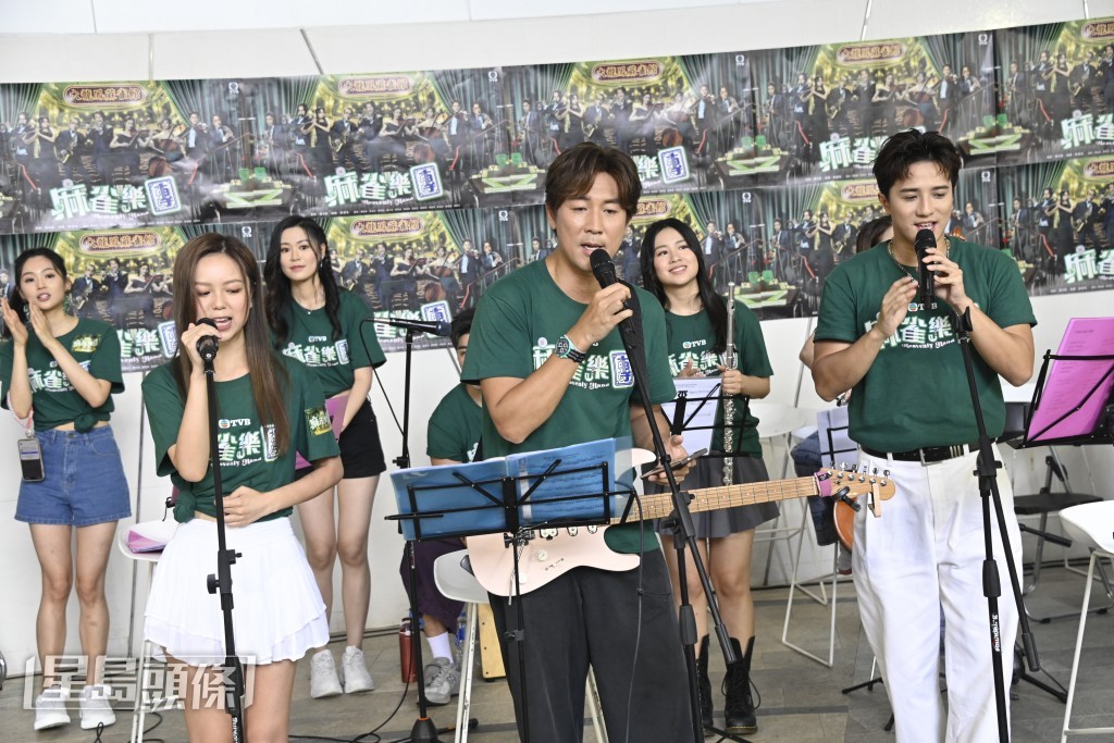 黃庭鋒、胡敏芝及譚俊彥則合唱一曲《單車》。