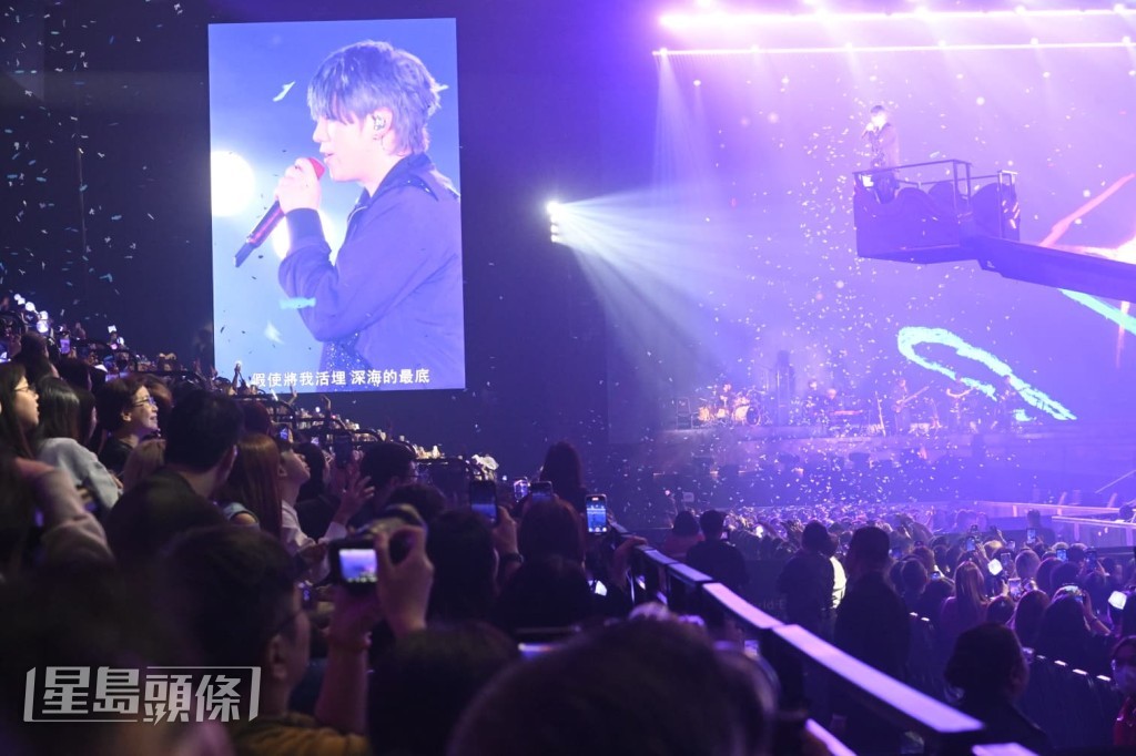 姜濤在吊臀移動下獻唱。 姜濤在吊臀移動下獻唱。