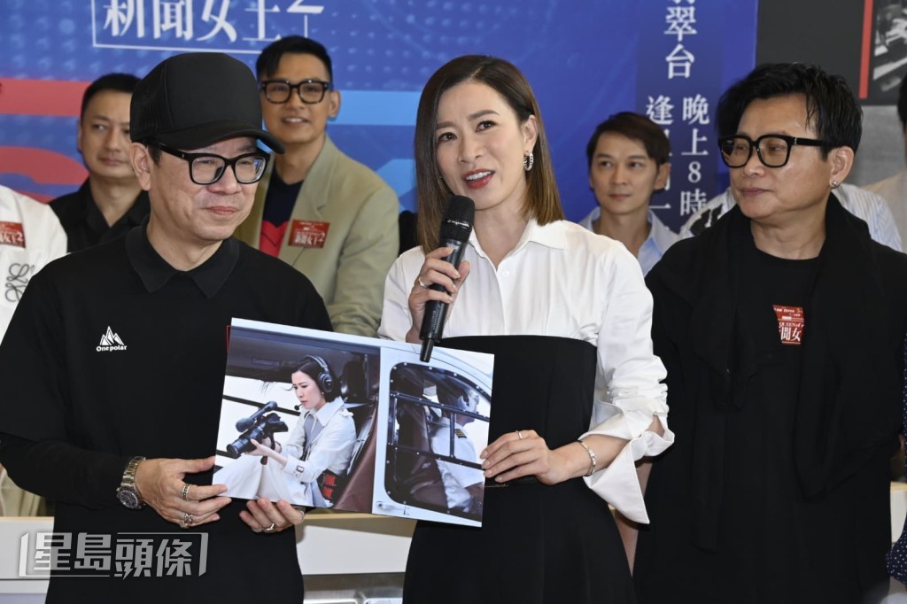 阿佘揀出其中一張在直升機上拍攝的劇照。 阿佘揀出其中一張在直升機上拍攝的劇照。