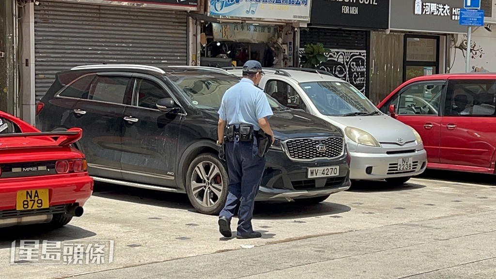 警員巡視錶位情況。楊偉亨攝 警員巡視錶位情況。楊偉亨攝