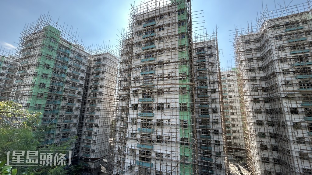 當局勒令拆除棚網後,私人樓宇外牆工程已處於停工狀態。資料圖片 當局勒令拆除棚網後,私人樓宇外牆工程已處於停工狀態。資料圖片