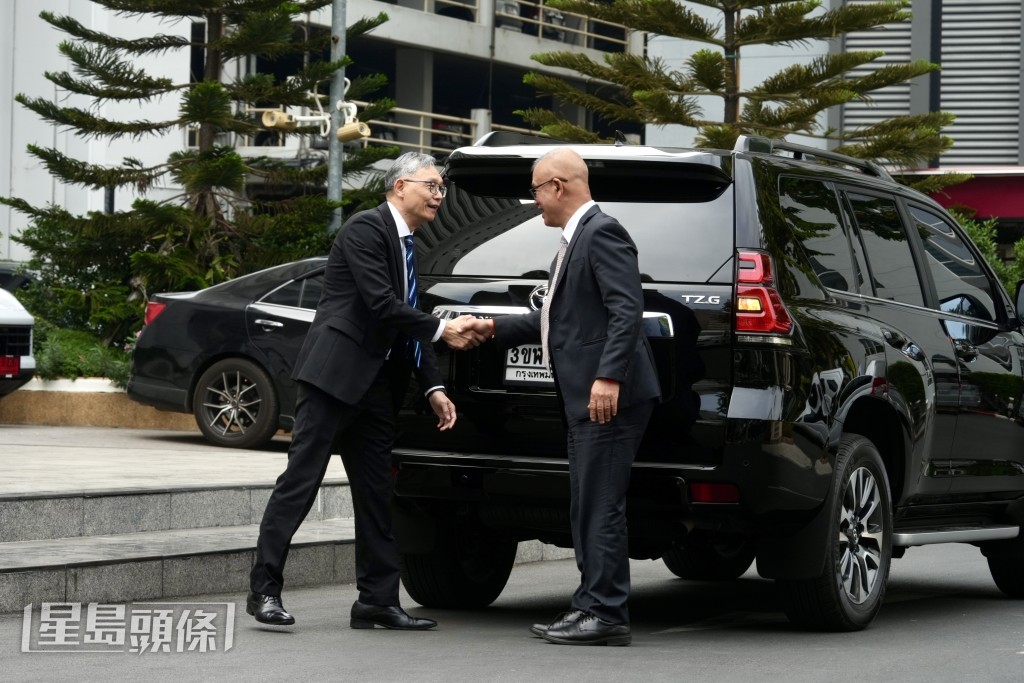 卓孝業與當地警方人士握手後登上專車離開。