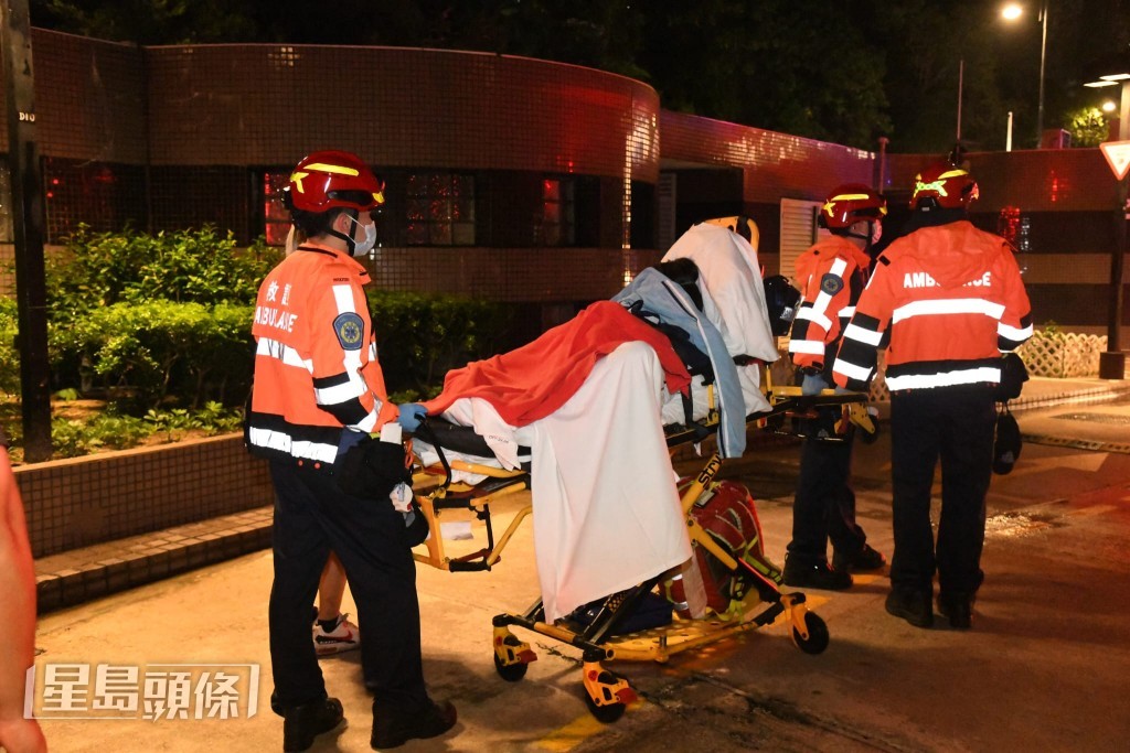 火警單位三名住戶不適送院。黎志偉攝 火警單位三名住戶不適送院。黎志偉攝