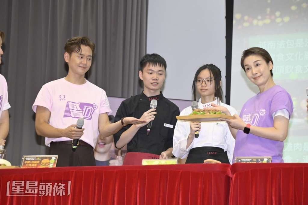 眾人除親嚐同學們炮製的特色美食。