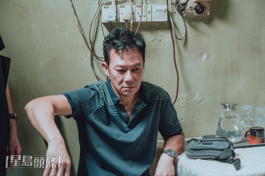 張兆輝在戲中飾演一位因妻兒離去而變得沉鬱的角色。 張兆輝在戲中飾演一位因妻兒離去而變得沉鬱的角色。