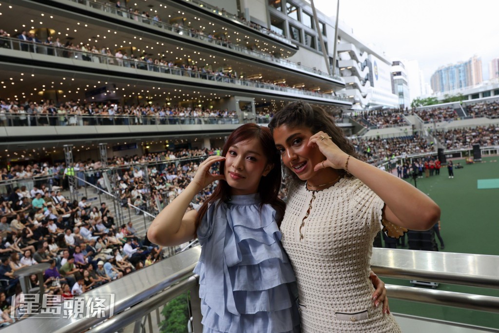 曾家瑩(Ariel),今日亦有現身馬場,與其他Now United隊員一同支持「馬季開鑼日」。 曾家瑩(Ariel),今日亦有現身馬場,與其他Now United隊員一同支持「馬季開鑼日」。