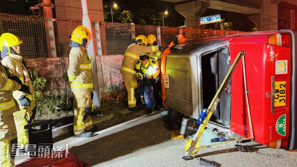 消防到場後，以鐵架支撐的士車身，並協助兩人自行爬出車廂。蔡楚輝攝