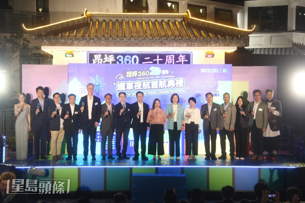 佘詩曼聯同文化體育及旅遊局局長羅淑佩及一眾主禮嘉賓一同進行亮燈儀式。