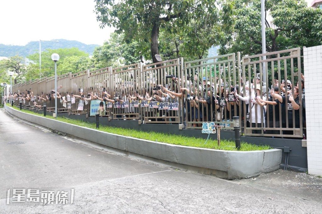 10子於下午12時分別乘坐七人車到達商台，大批粉絲守候。